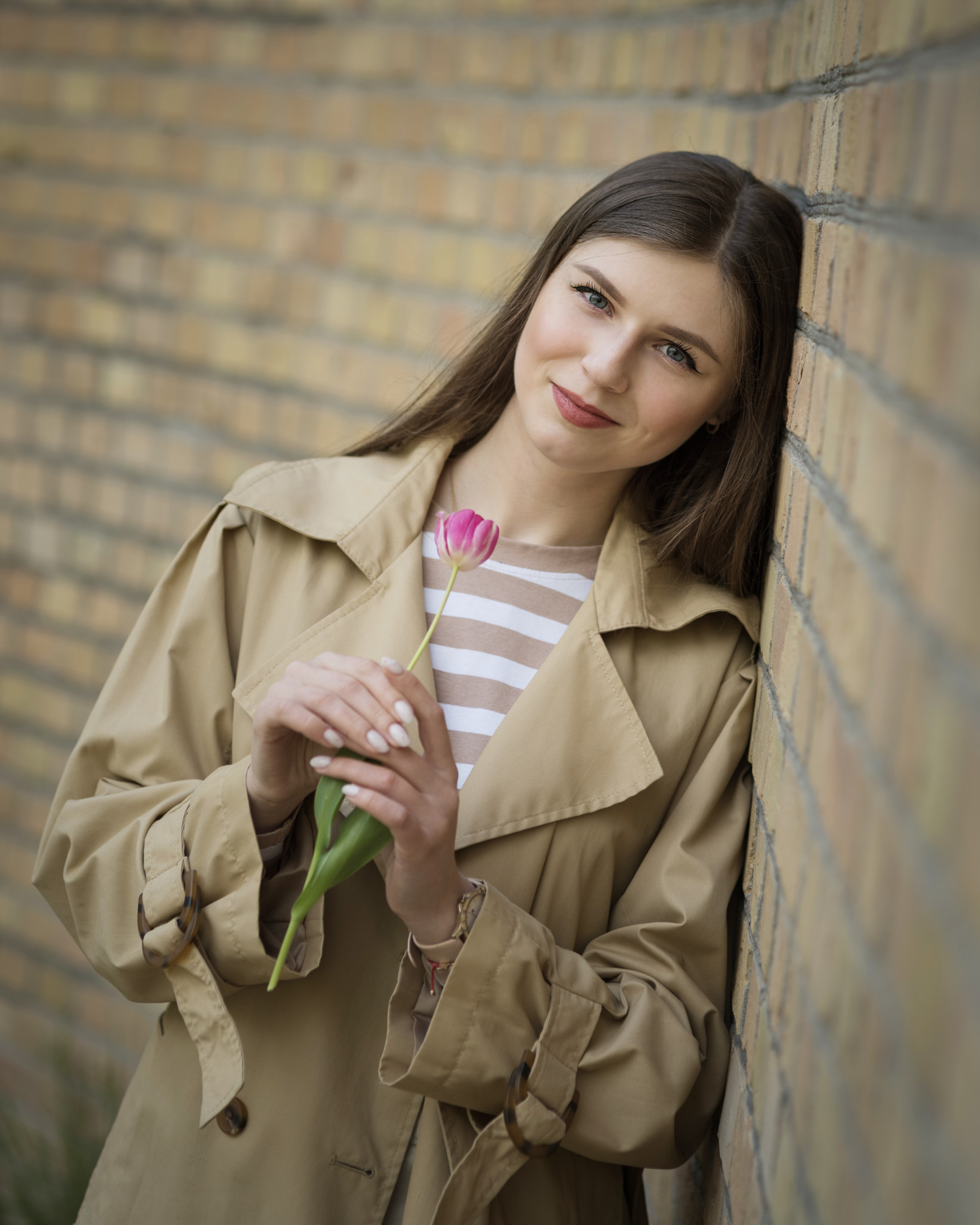 Subtelny portret naturalny kobiety z tulipanem
