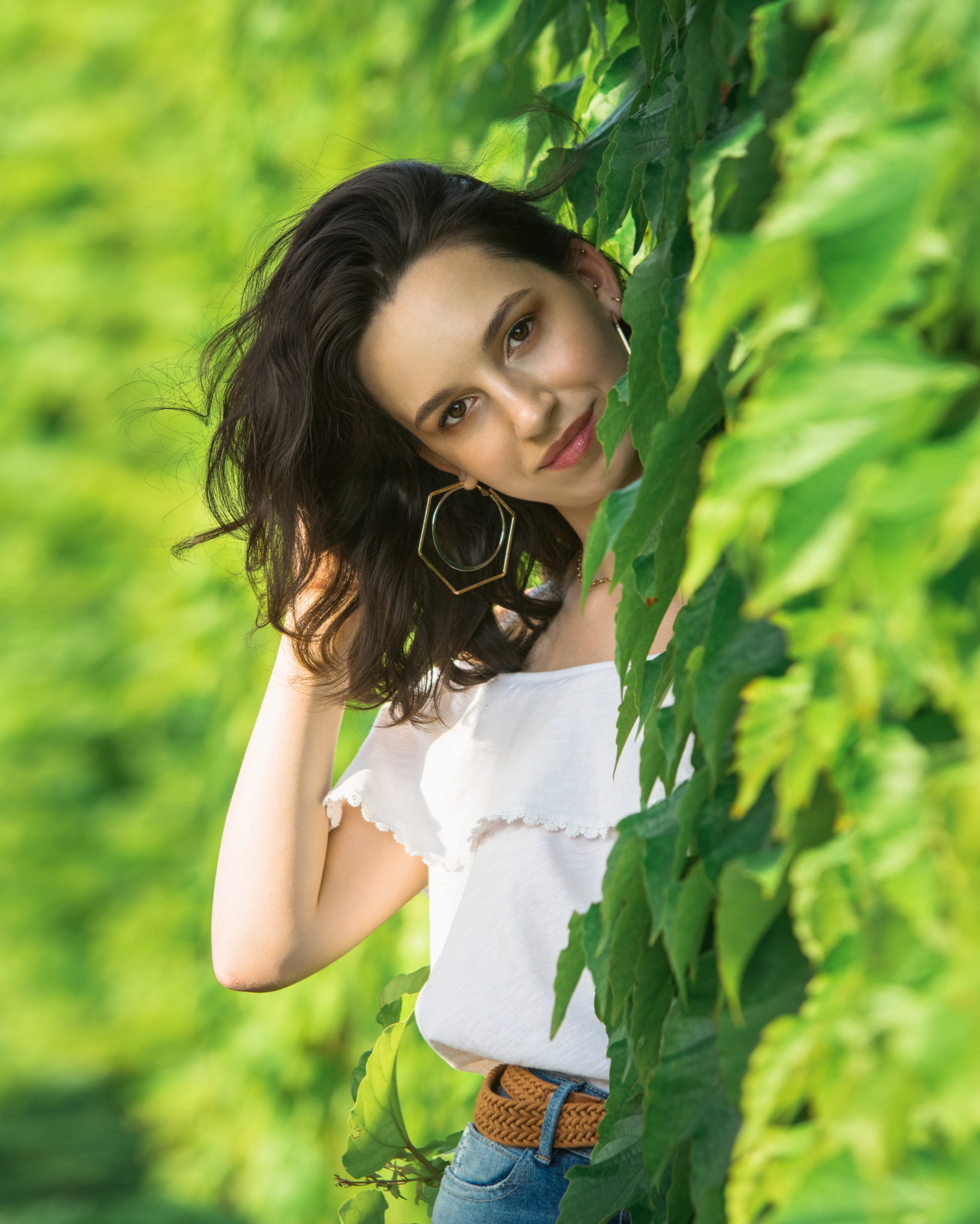 Naturalny portret kobiety w zieleni – plenerowa sesja kobieca Poznań