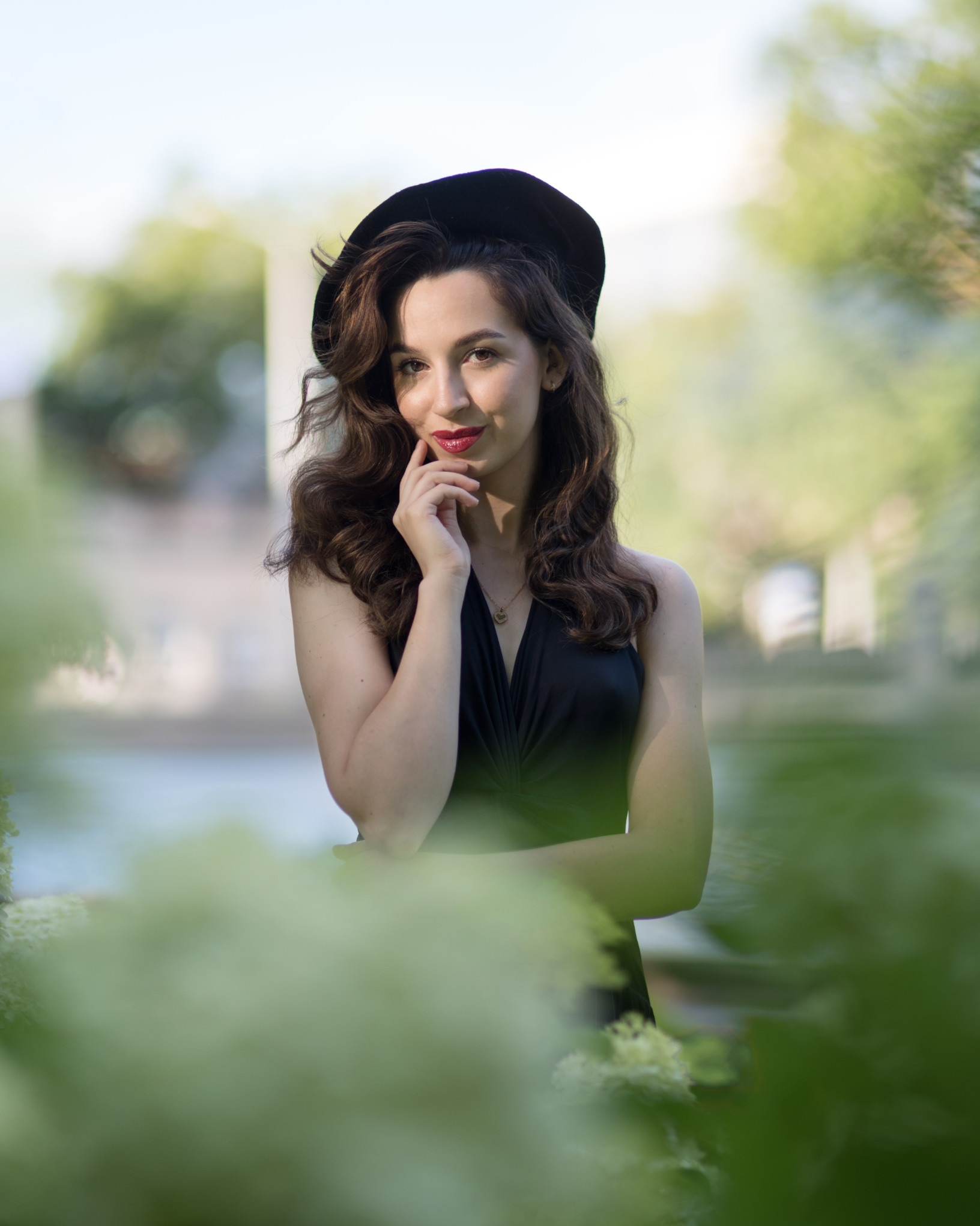 Elegancka sesja kobieca w stylu retro – portret modelki w czarnym berecie i czerwonej szmince, Poznań plener