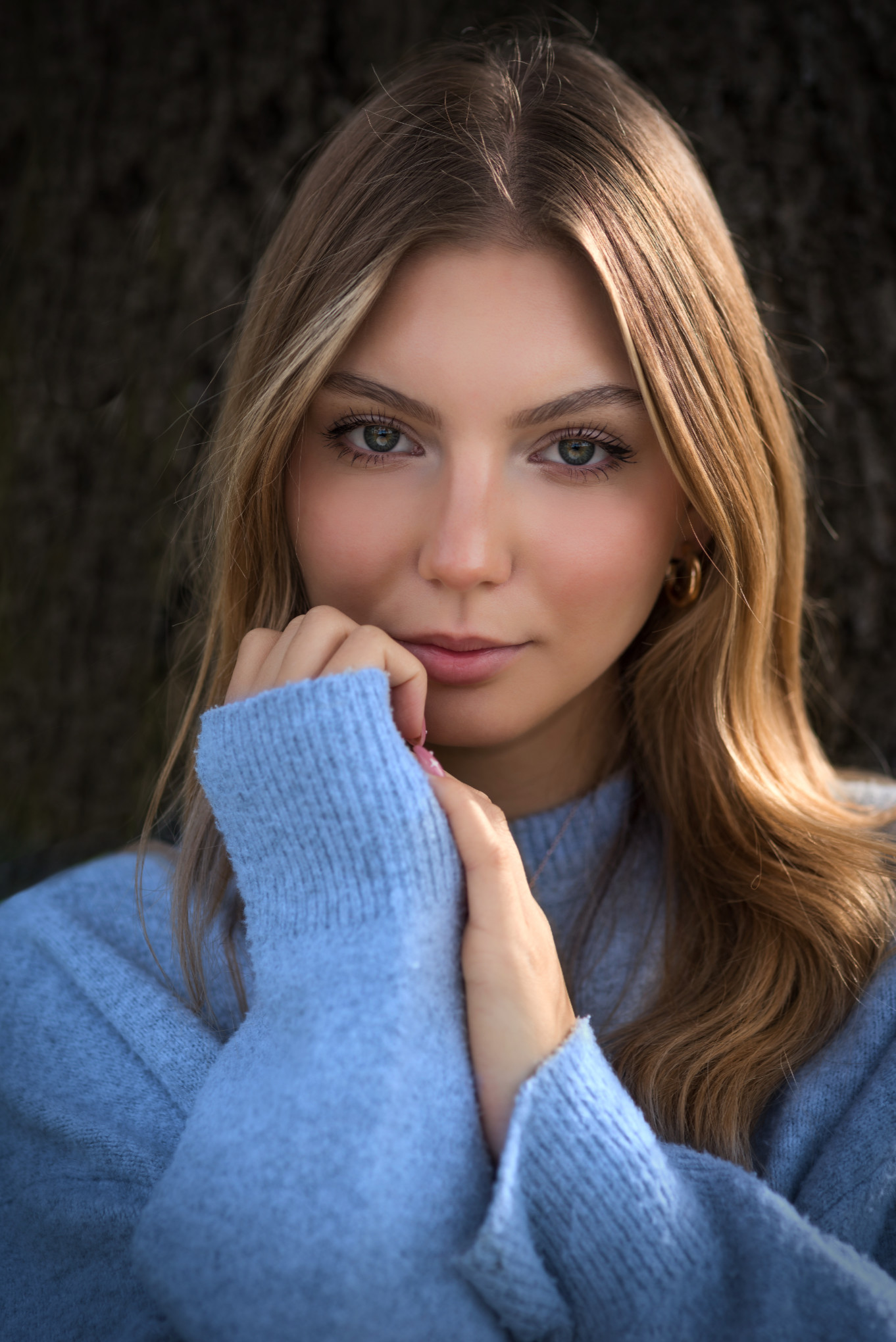 Klasyczny kobiecy headshot w plenerze, autentyczna fotografia portretowa z naturalnym spojrzeniem