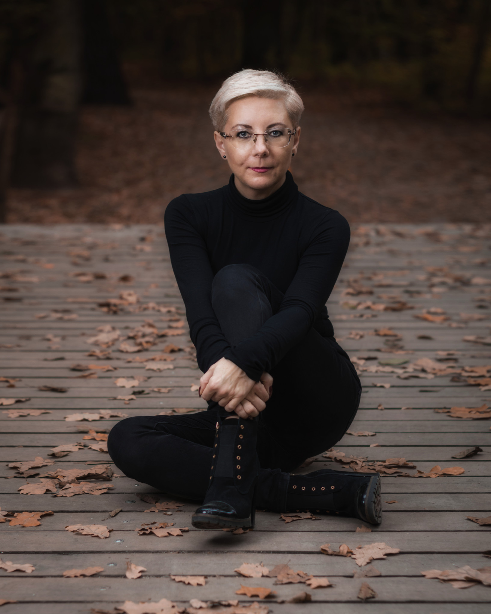 Profesjonalna kobieca sesja wizerunkowa – portret kobiety w czarnym golfie na drewnianym pomoście