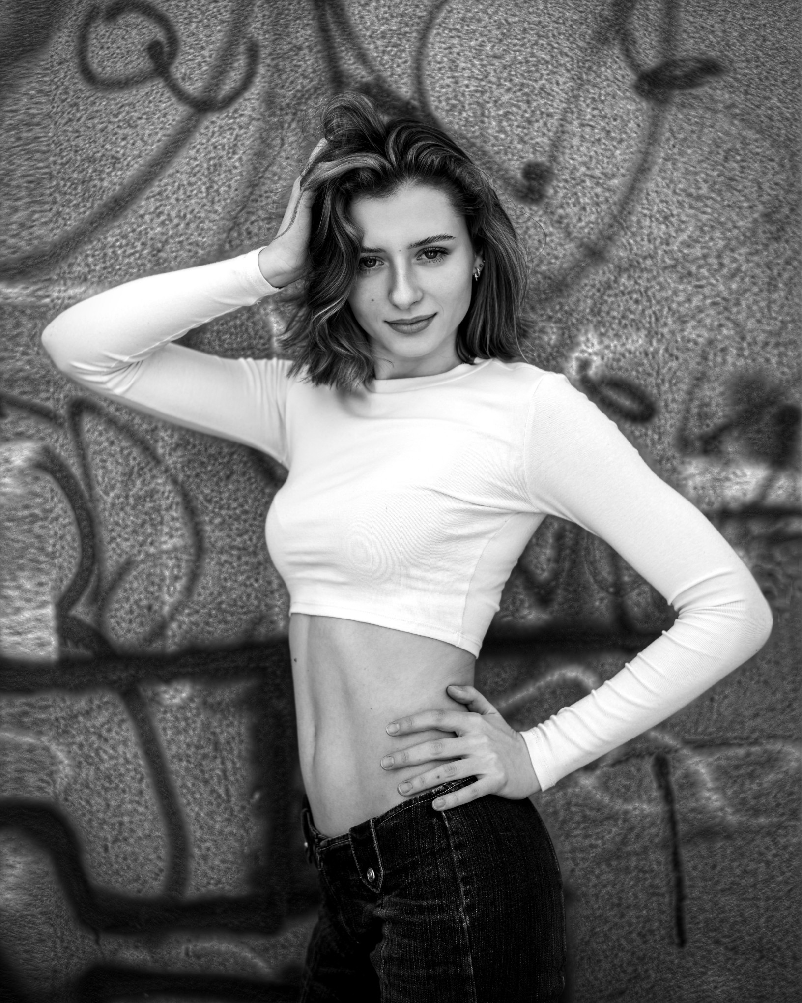 Kobiecy portret w surowym klimacie miejskim, autentyczna fotografia pełna energii