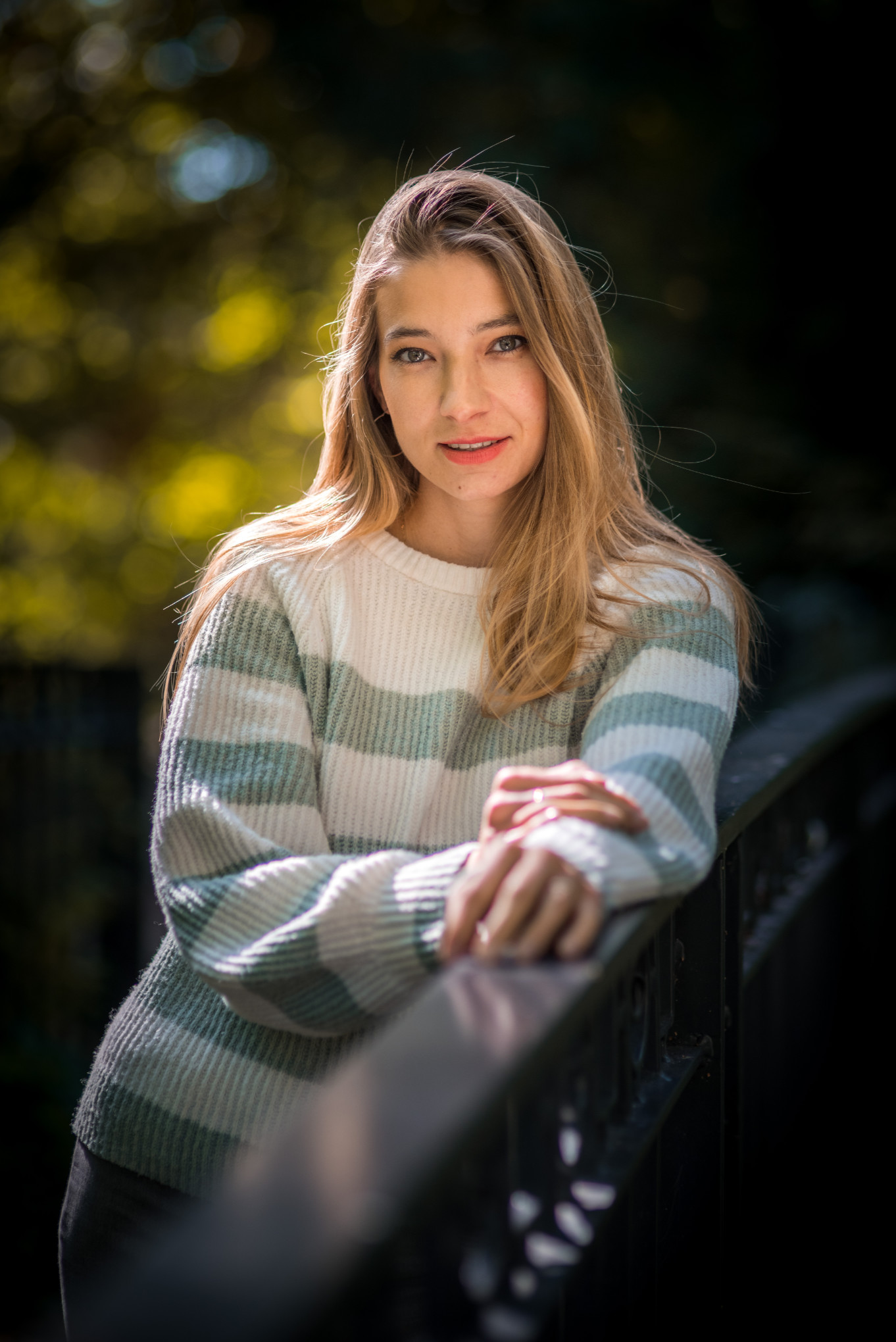 Portret kobiety w miękkim świetle, fotografia WMaciejFoto